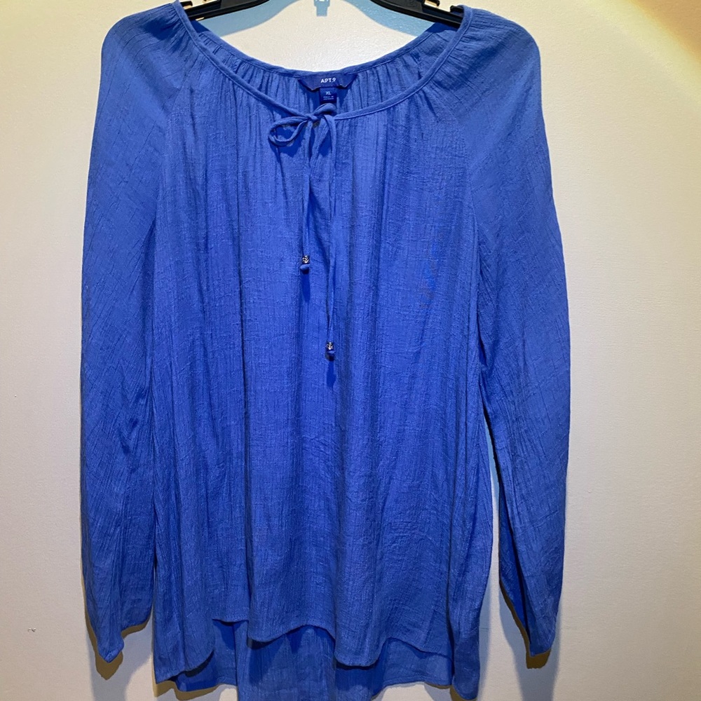 Apt 9 women’s top, size XL.